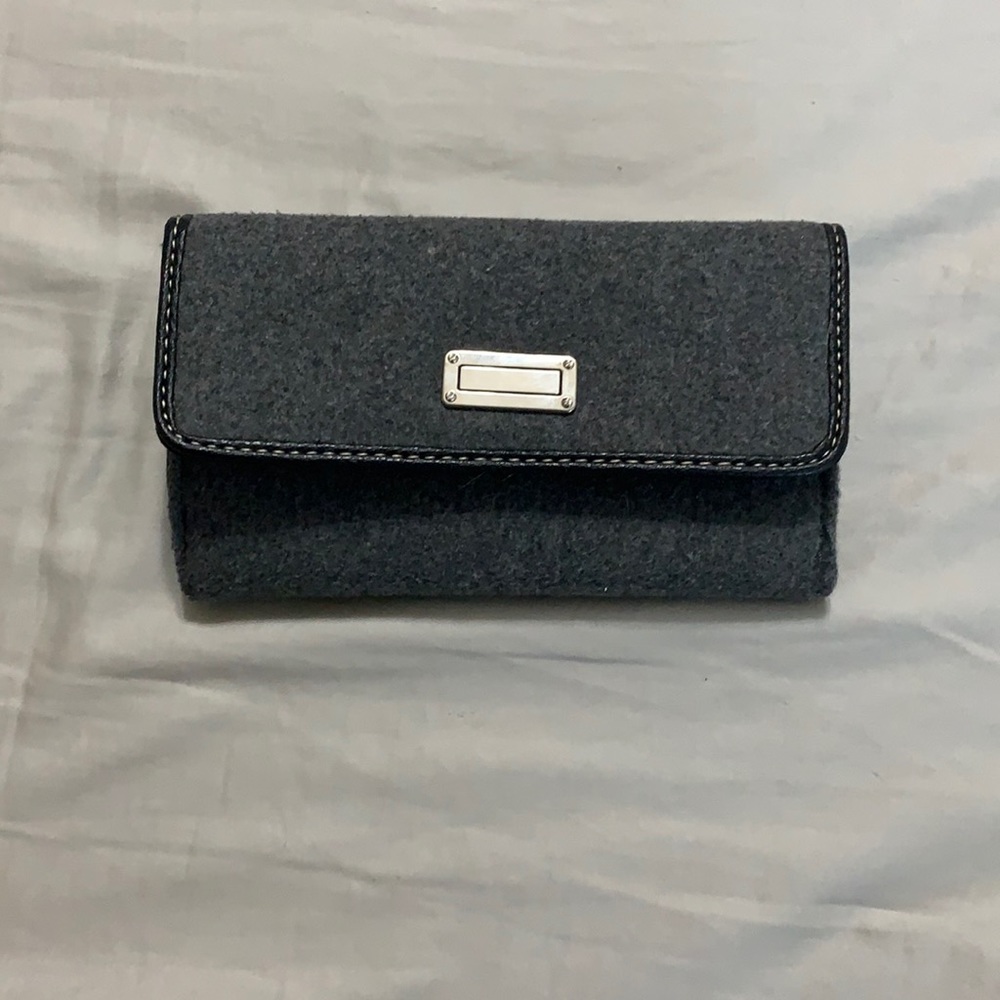 gray/black wallet